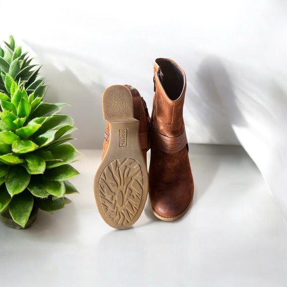 Earth Boots 9.5 Tan Suede Side Zip Boho Western Like New - Picture 6 of 6